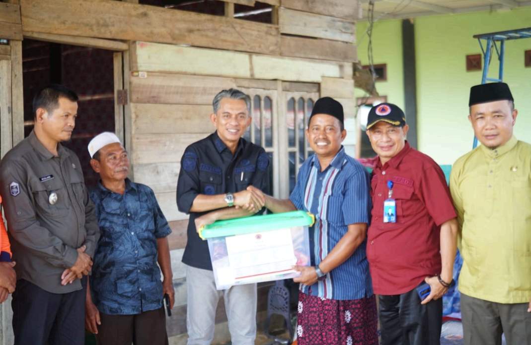 Wabup Muaro Jambi Salurkan Bantuan untuk Korban Puting Beliung di Sungai Gelam