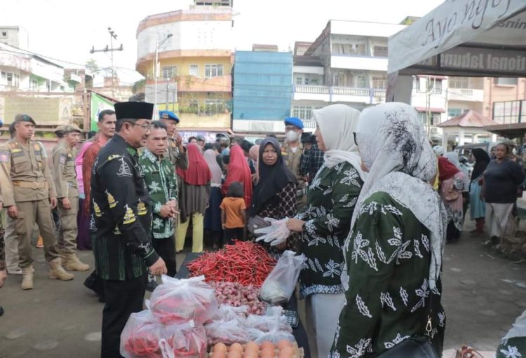 Bupati Tanjabbar Tinjau Operasi Pasar Jelas Ramadhan