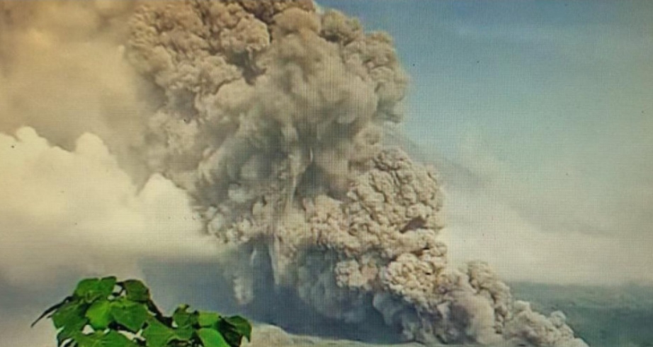 Gunung Semeru Erupsi, Keluarkan Awan Panas Guguran Sejauh 7 KM, Kini Berstatus Siaga
