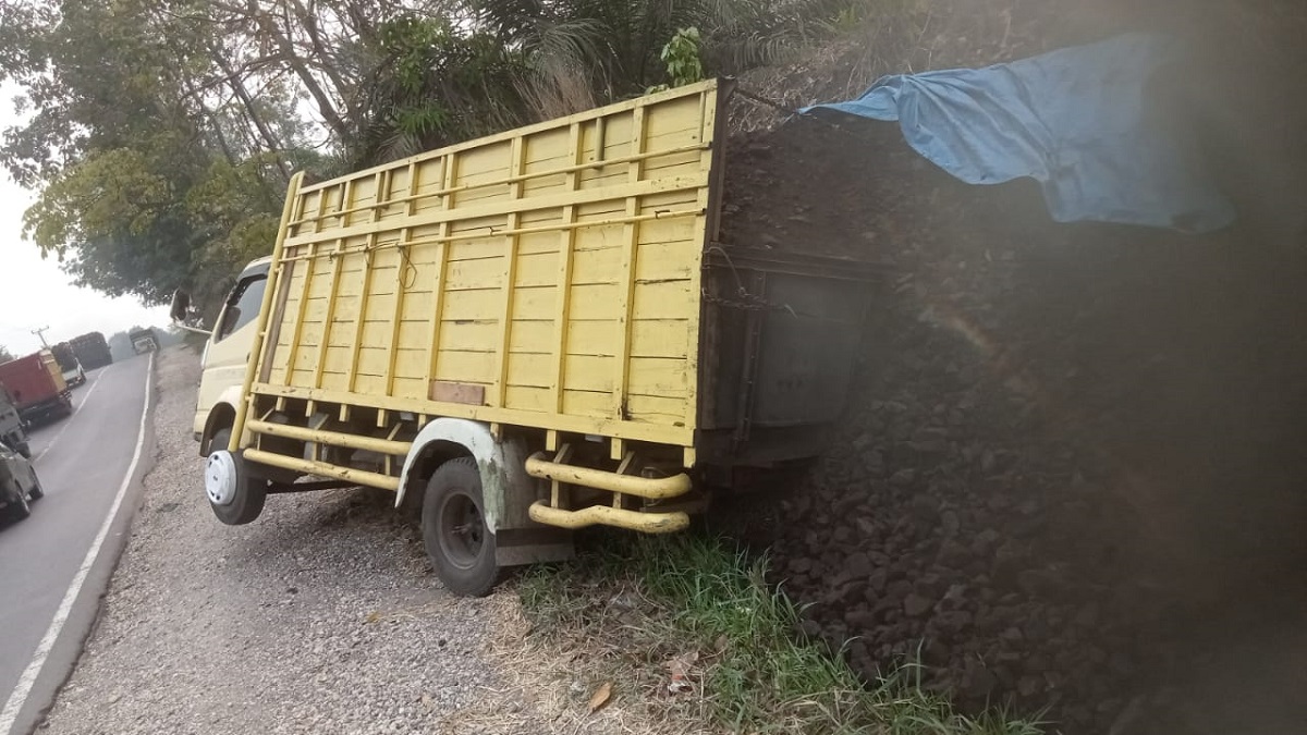 Patah As, Muatan Angkutan Batu Bara Tumpah di Desa Jebak