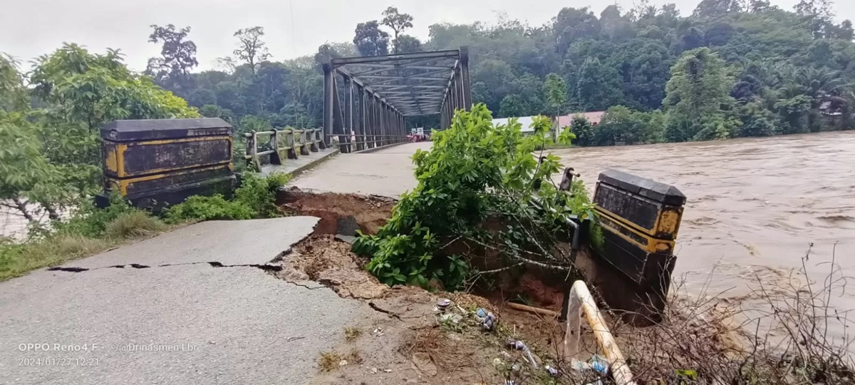 Diterjang Banjir, 5 Rumah di Bungo Hanyut, 2 Jembatan Putus