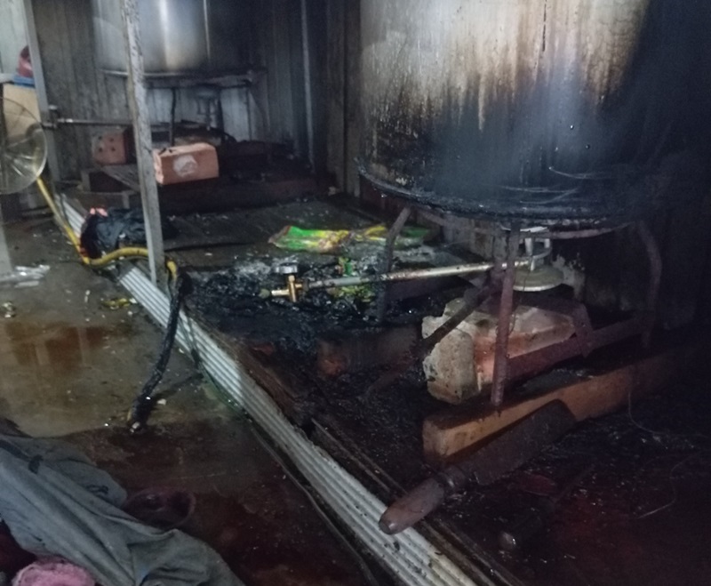 Selang Gas Bocor! Warung Bakso di Sungai Bahar Kebakaran