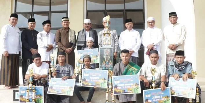 Usai Sholat IdulFitri, Bupati Anwar Sadat Serahkan Hadiah Festival Arakan Sahur