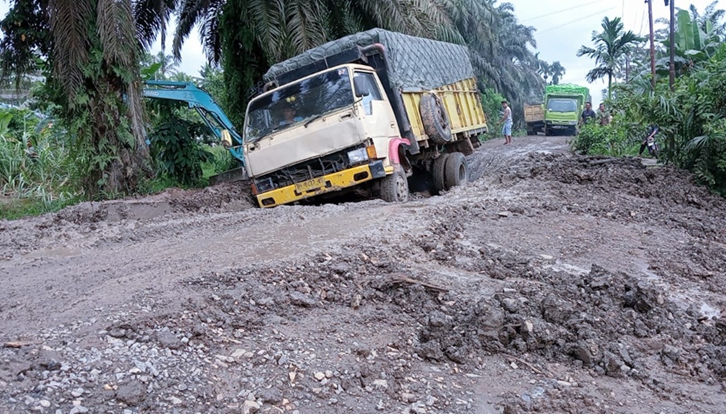 Duh! Jalan di Lambur II Tanjab Timur Rusak Parah, Kendaraan Harus Antre