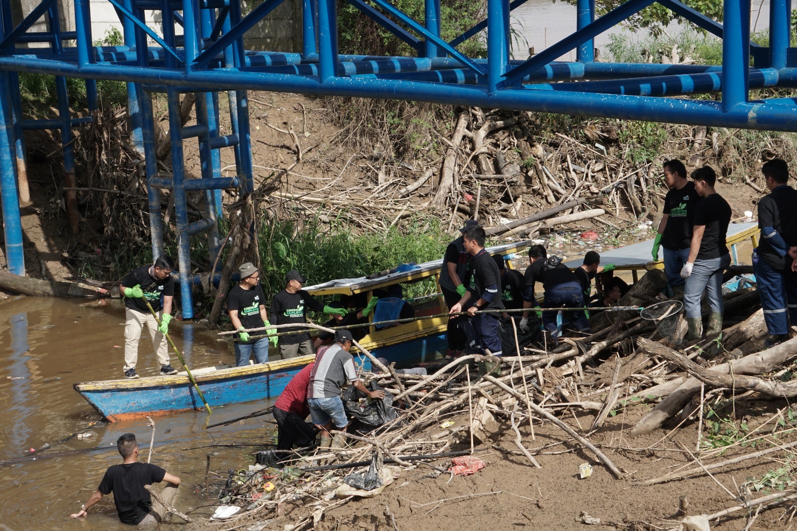 Peringati Hari Lingkungan Hidup Sedunia, PLN IP UBP Jambi laksanakan Aksi Bersih Sungai