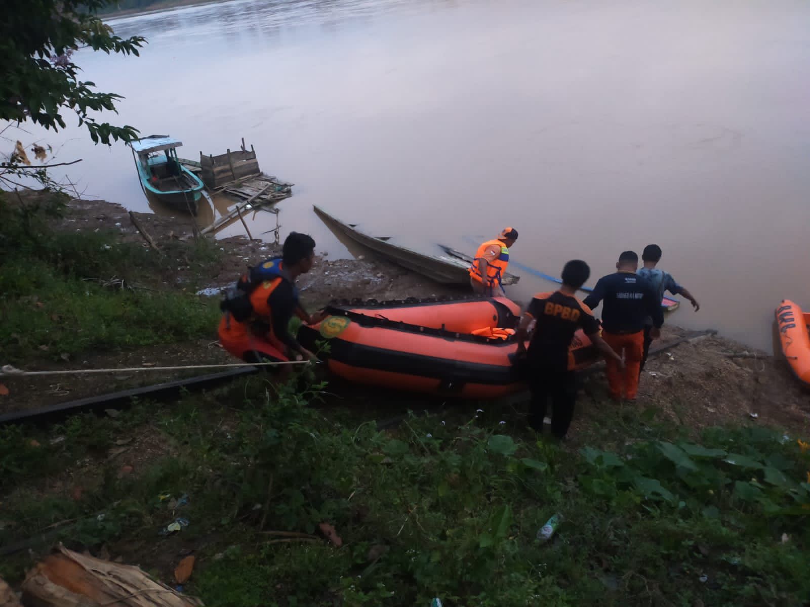 Perahu Bocor, Warga Batanghari Tenggelam di Sungai Batanghari, Tim SAR Gabungan Lakukan Pencarian