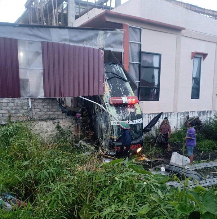 Datang dari Padang, Ambulance Bawa Jenazah Tabrak Rumah Warga di Kerinci, Begini Kondisinya