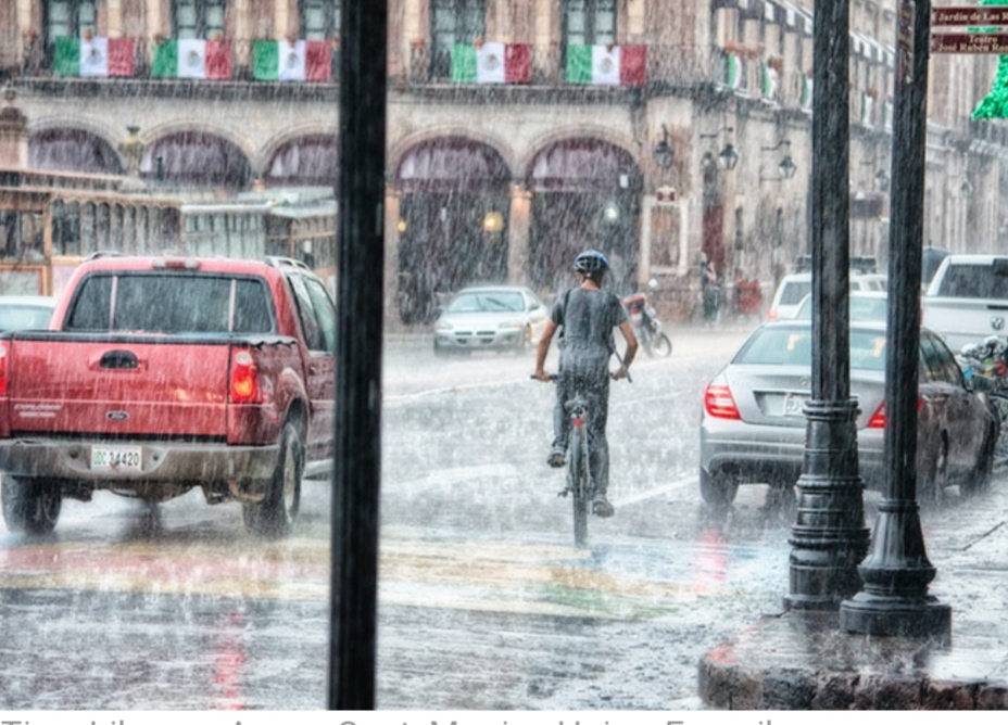 Cuaca Tak Bersahabat Menjelang Akhir Tahun, Ini Tips Liburan Aman Saat Musim Hujan