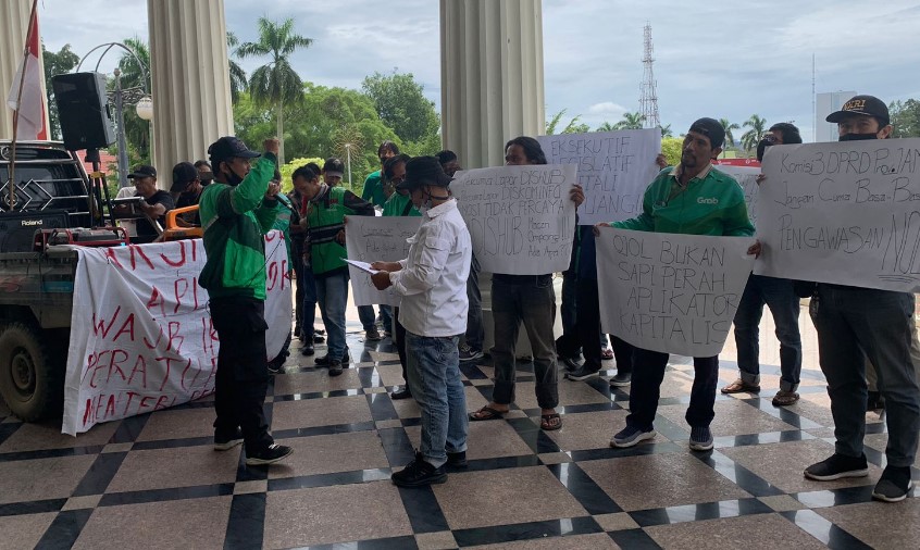 Bawa Sejumlah Tuntutan, Belasan Pengemudi Ojol Lakukan Aksi Demo di Kantor Gubernur Jambi