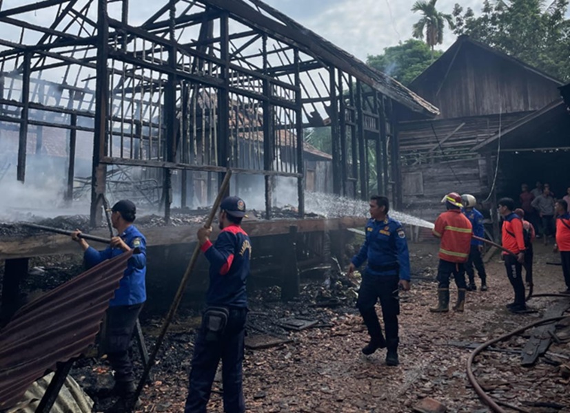 Kebakaran! 3 Rumah di Penyengat Olak Muaro Jambi Habis Dilalap si Jago Merah 