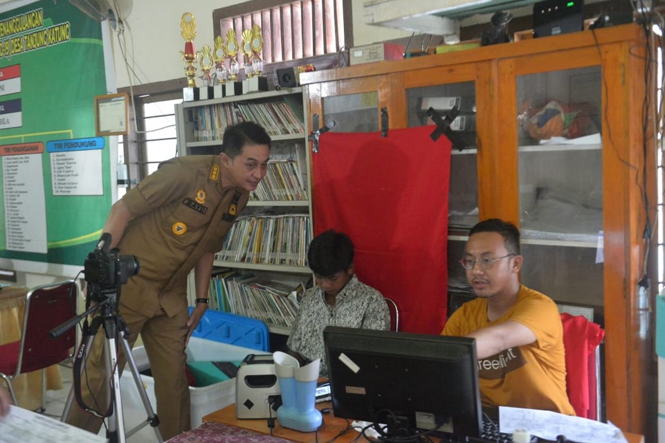 Pj Bupati Bachyuni, Tinjau Perekaman KTP-EL di Desa Tanjung Kantung