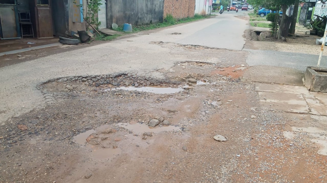 Jalan Berlubang di Kelurahan Rawasari Tak Kunjung Diperbaiki, Warga Jadi Kena Imbasnya 