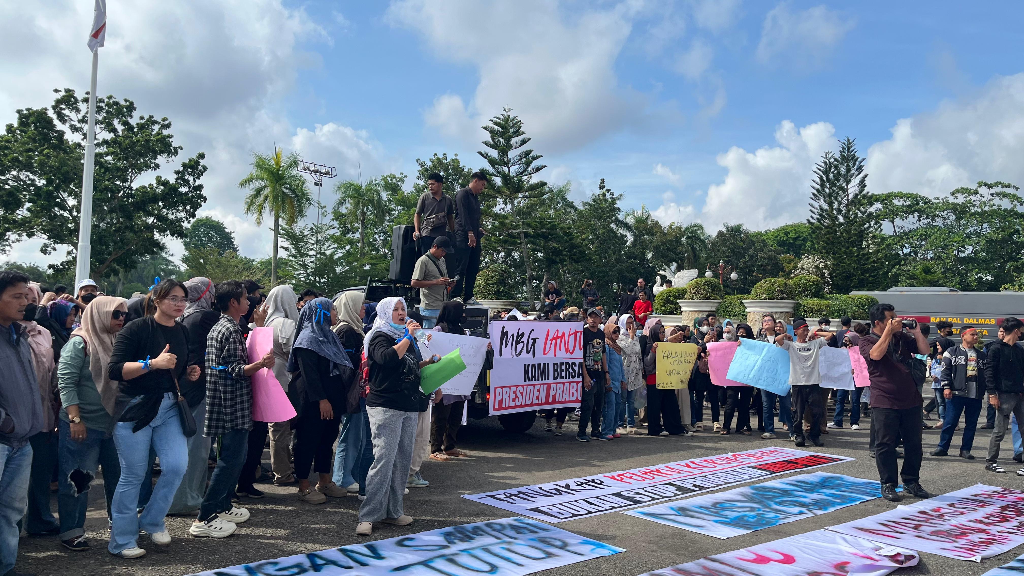 Ribuan Warga Datangi DPRD Jambi, Minta Program Makan Bergizi Gratis Tetap Dilanjutkan   