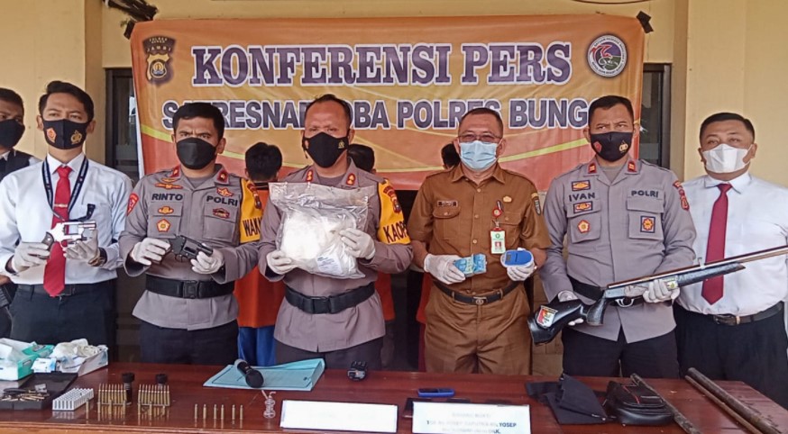 Tiga Pria di Bungo, Ditangkap karena Kepemilikan 1,2 Kg Sabu dan Senpi