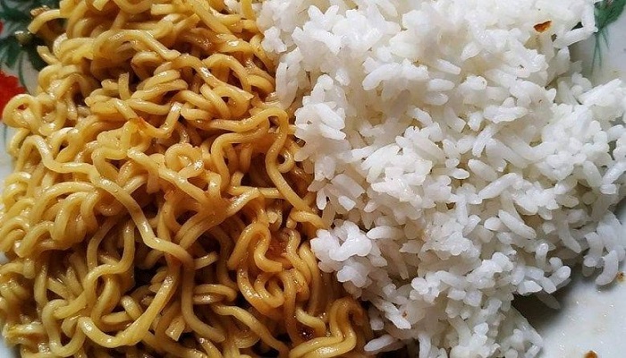 Sering Makan Mie Instan Pakai Nasi? Hati-Hati, Ini Dampaknya