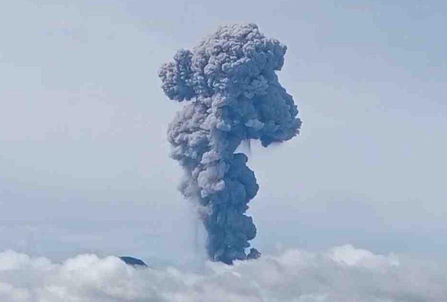Gunung Marapi Kembali Erupsi, Status Waspada Warga Diminta Jauhi Radius 3 Kilometer