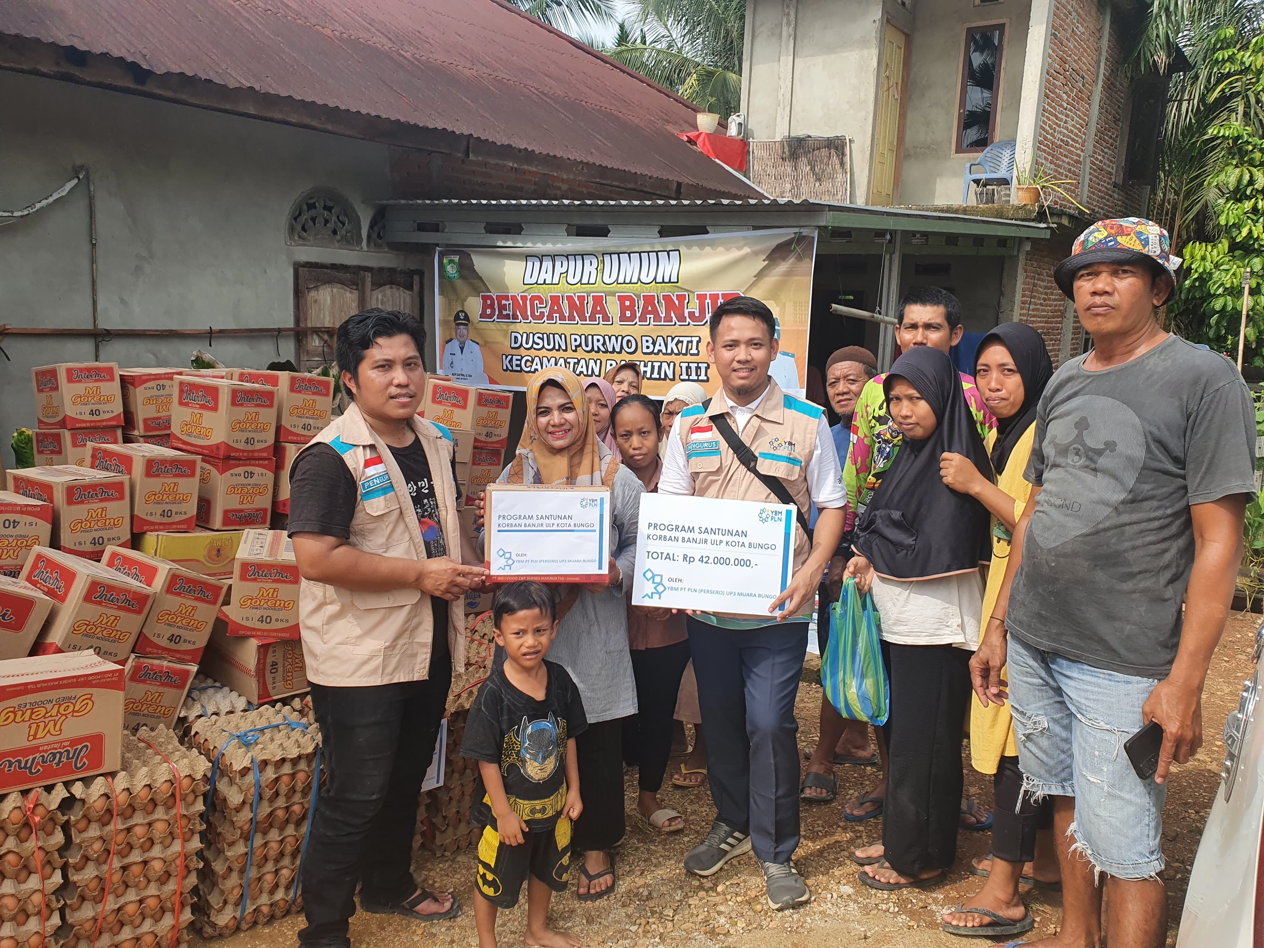 YBM PLN UP3 Muara Bungo Salurkan Bantuan Korban Banjir di Kabupaten Bungo