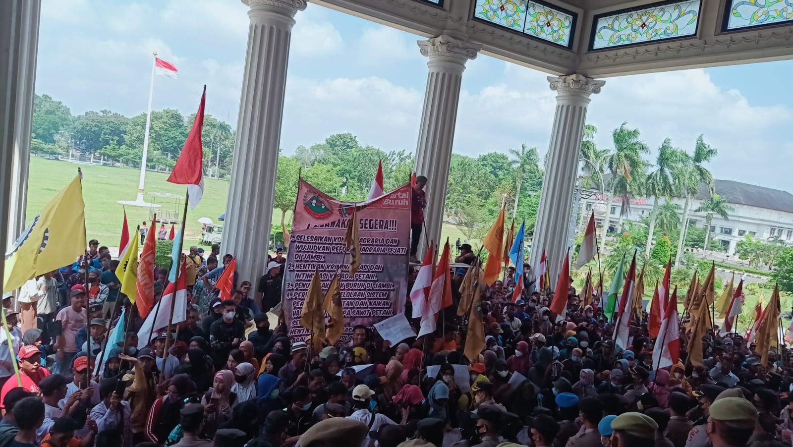 Tiba di Kantor Gubernur Jambi, Ratusan Massa Minta Bertemu Gubernur Jambi Al Haris