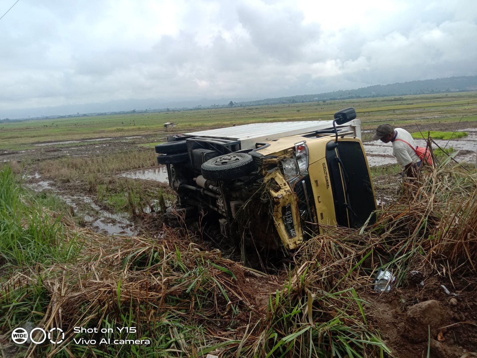 Dump Truk Pengangkut Roti Terguling di Perbatasan Semerap-Tanjung Pauh Hilir Kerinci