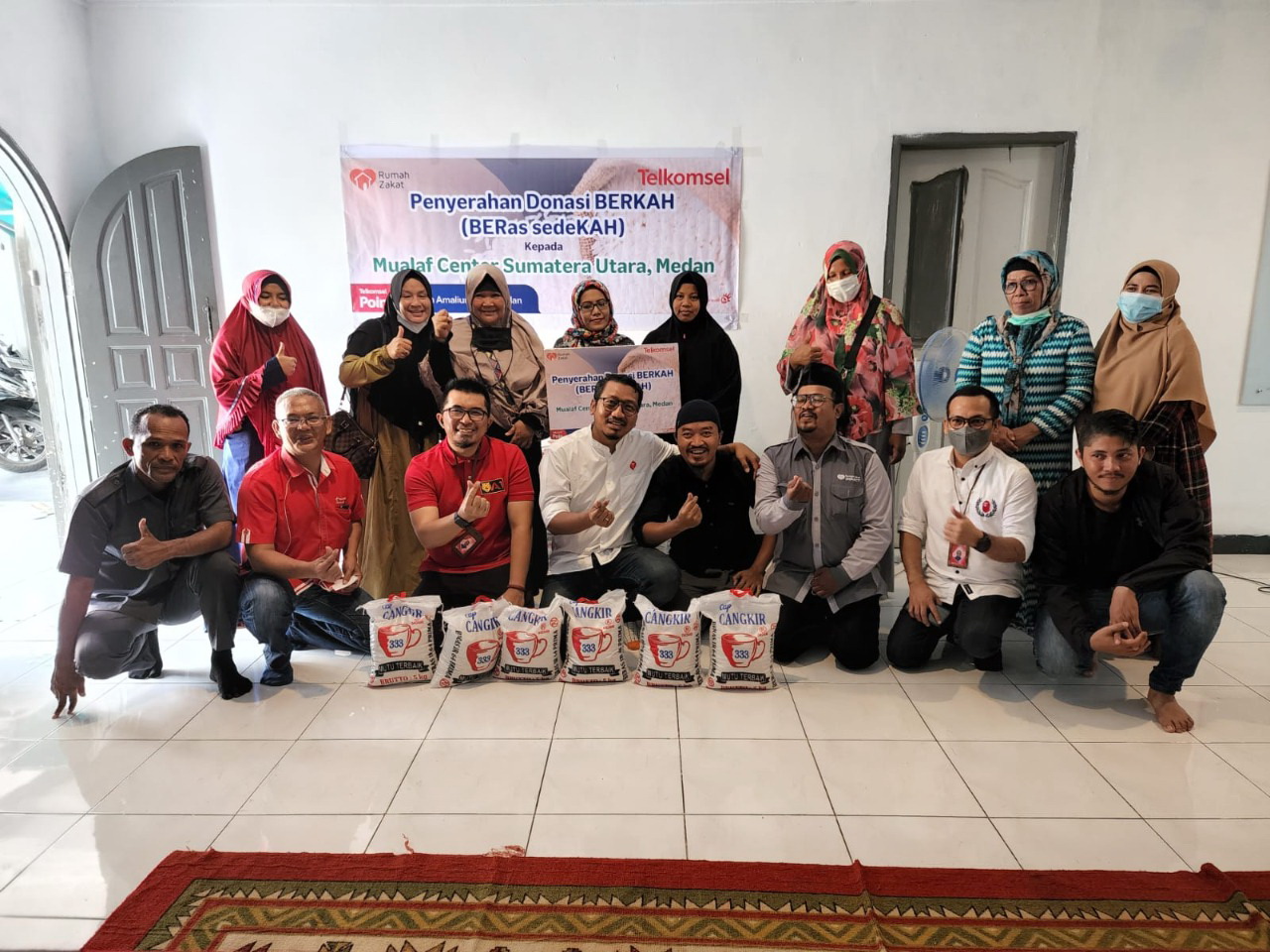 Telkomsel Serahkan Donasi Beras Sedekah untuk Dhuafa & Lansia di Sumatera