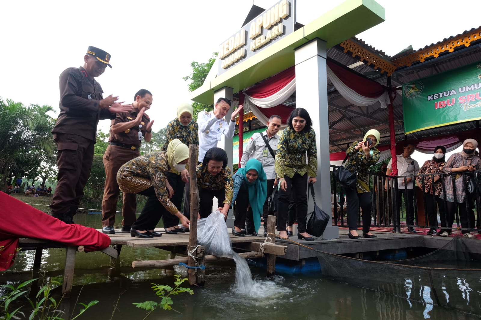 Ketua Umum Ikatan Adhyaksa Darmakarini Sruningwati Tabur Benih Ikan di Danau Kelari