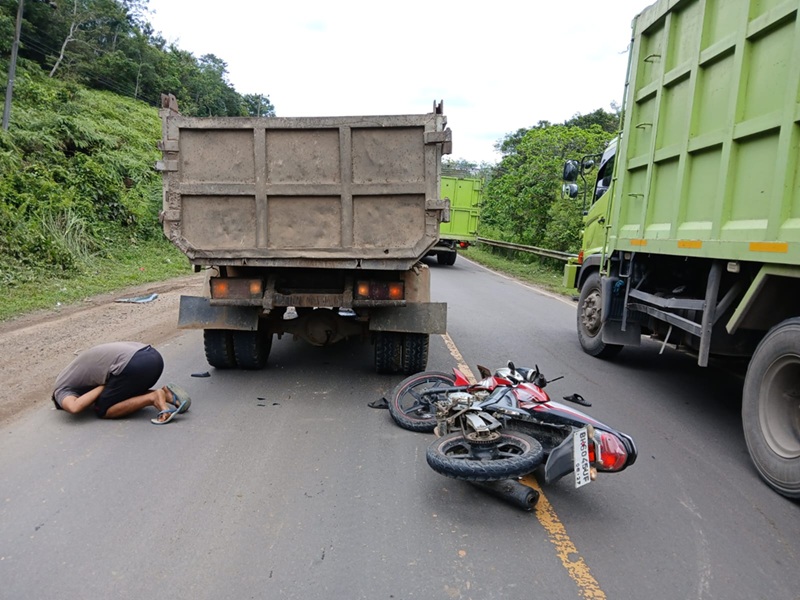 Kecelakaan Beruntun Akibat Truk Batu Bara Ngerem Mendadak, Karyawan PT Djambi Waras Dilarikan ke Puskesmas