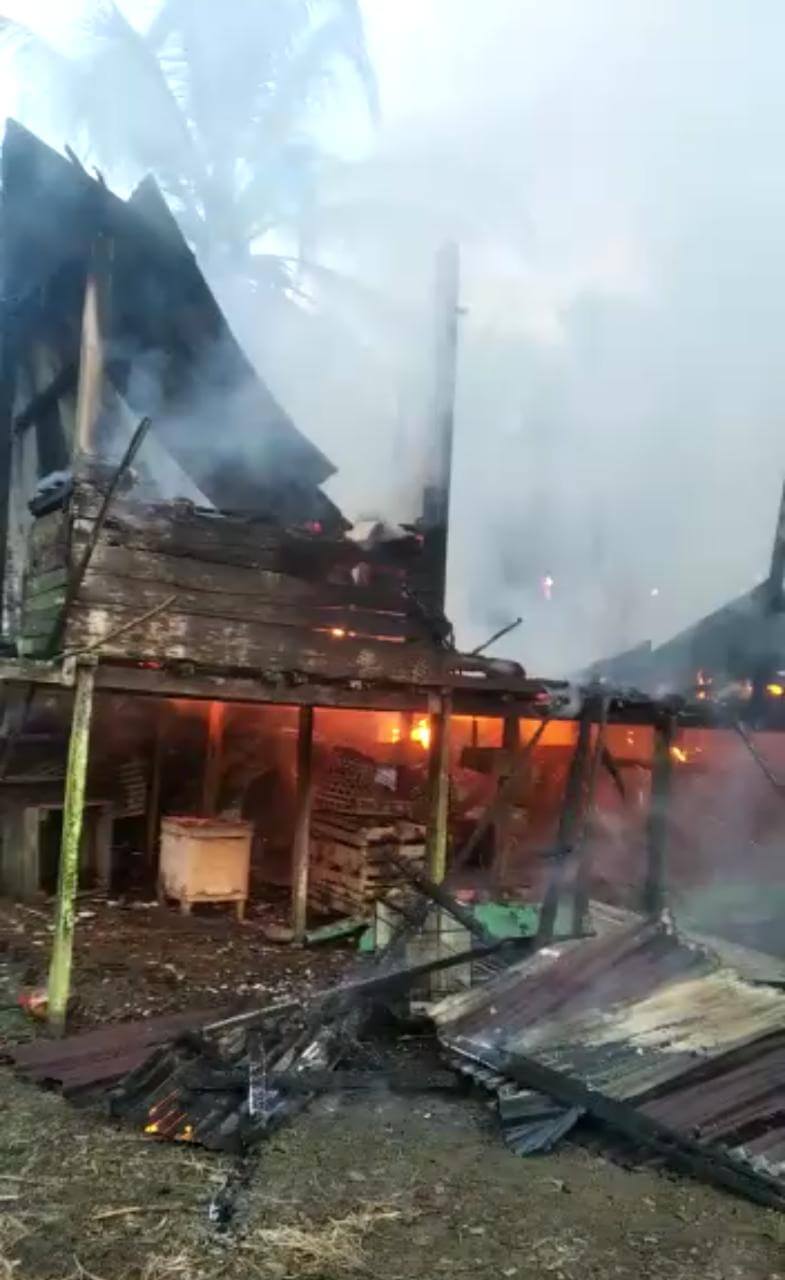 Jelang Waktu Berbuka Puasa, Rumah Warga di Teluk Kijing Tanjab Timur Hangus Terbakar