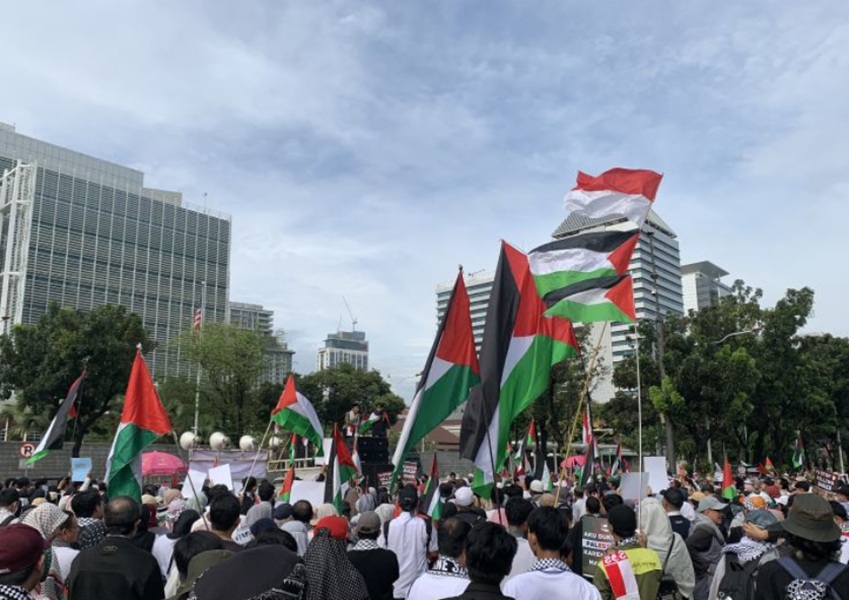 Aksi Bela Palestina, Ratusan Orang Berkumpul di Depan Kedubes Amerika Serikat