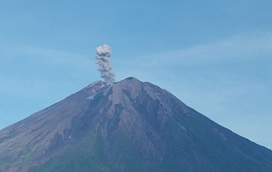 Hari Ini, Gunung Semeru 9 Kali Erupsi