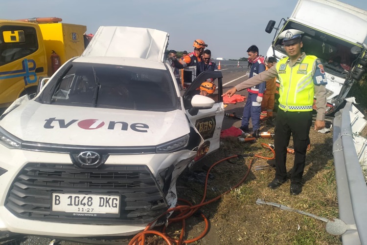 Mobil Rombongan Kru tvOne Kecelakaan di Jalan Tol Pemalang, Ada Korban Tewas