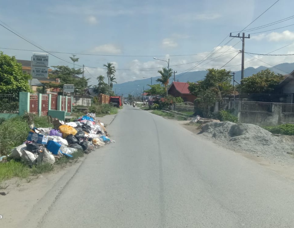 Pasca Libur Lebaran, Sampah Bertumpuk di Sepanjang Jalan Kota Sungaipenuh