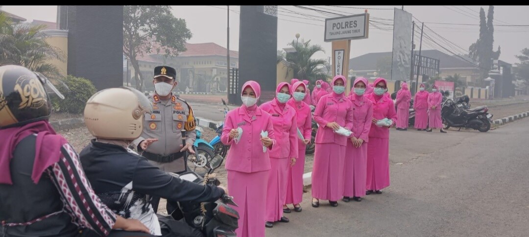 Kapolres Tanjab Timur Pimpin Pembagian Masker Gratis