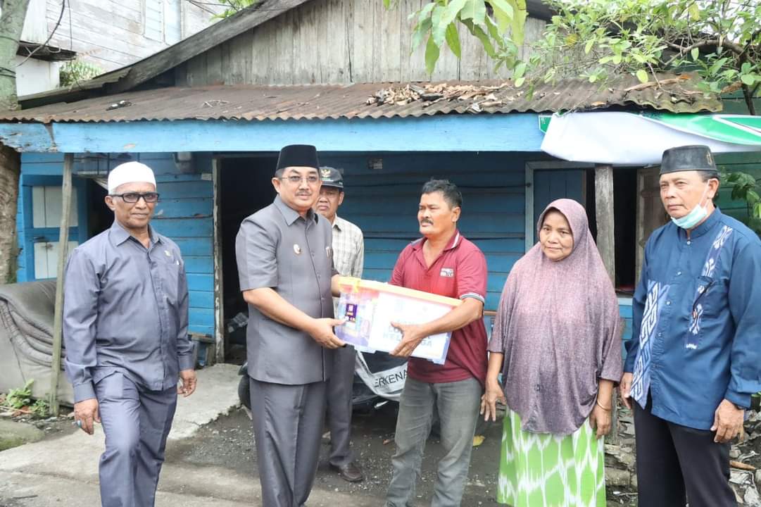 Bupati Tanjabbar Tinjau Rumah Warga Tidak Layak Huni di Jalan Kamboja