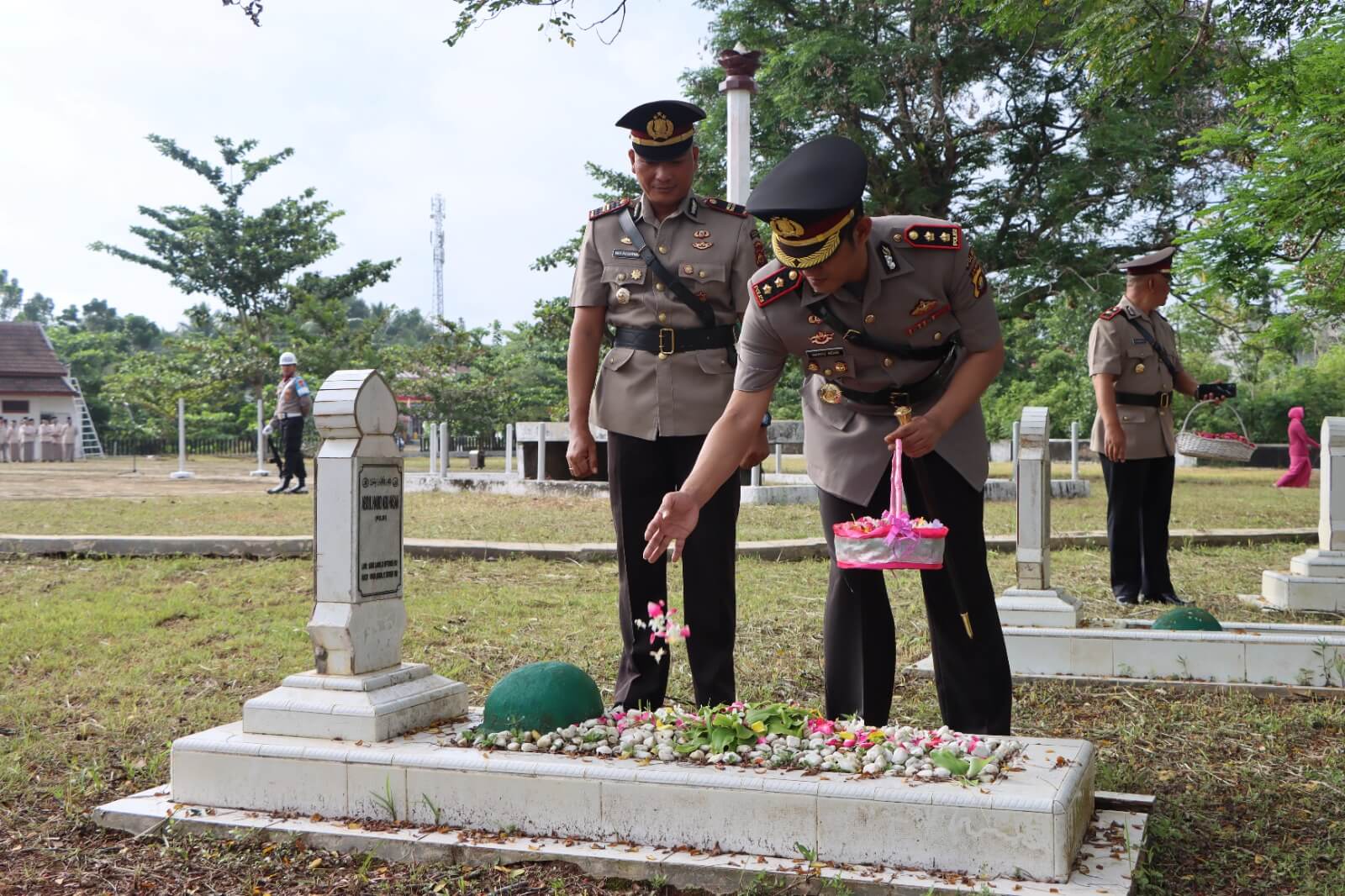 Polres Bungo Ziarah Makam Pahlawan Peringatan Hari Bhayangkara ke-77