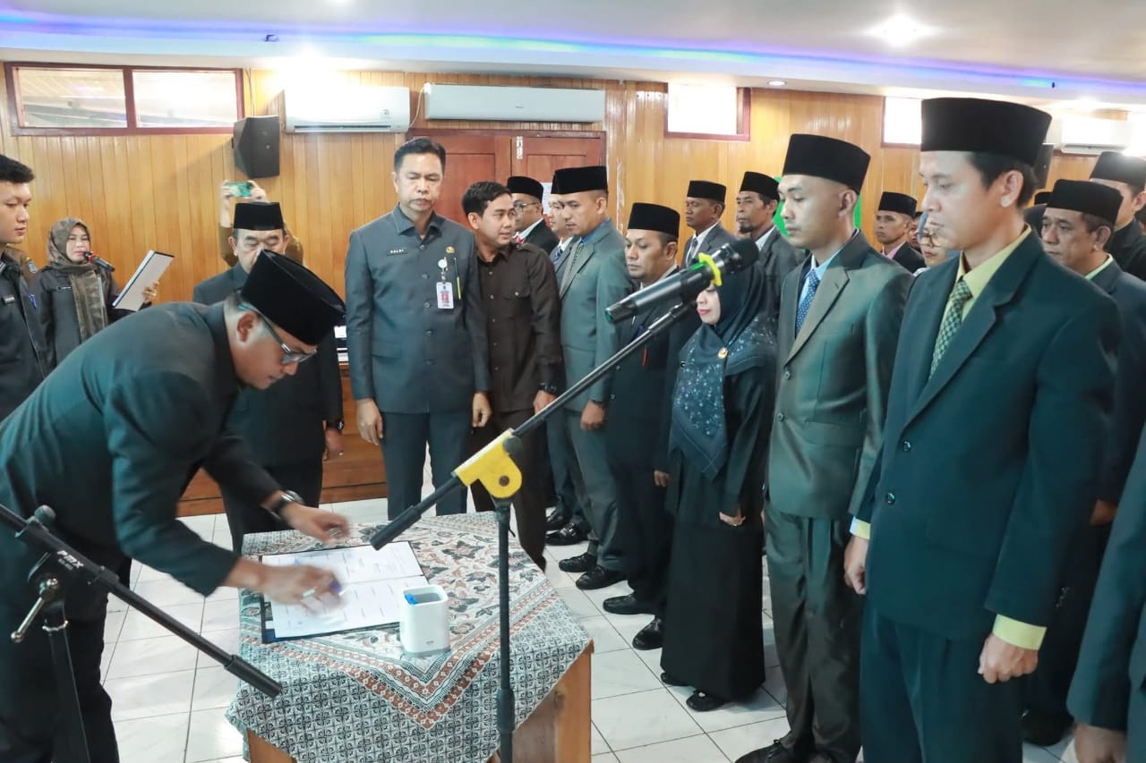 Mewakili Bupati, Sekda Tanjab Barat Lantik 52 Pejabat Eselon III dan IV  