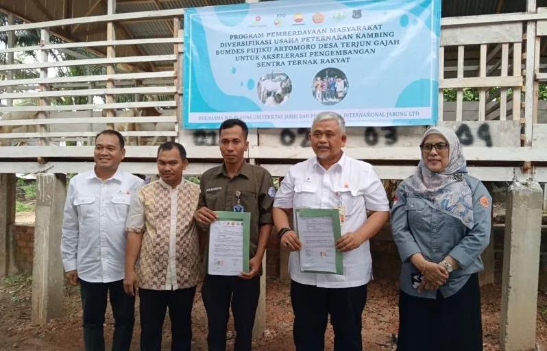 SKK Migas PetroChina Kembali Bantu 30 Ekor Kambing di Desa Terjun Gajah, Masyarakat Ucapkan Terimakasih