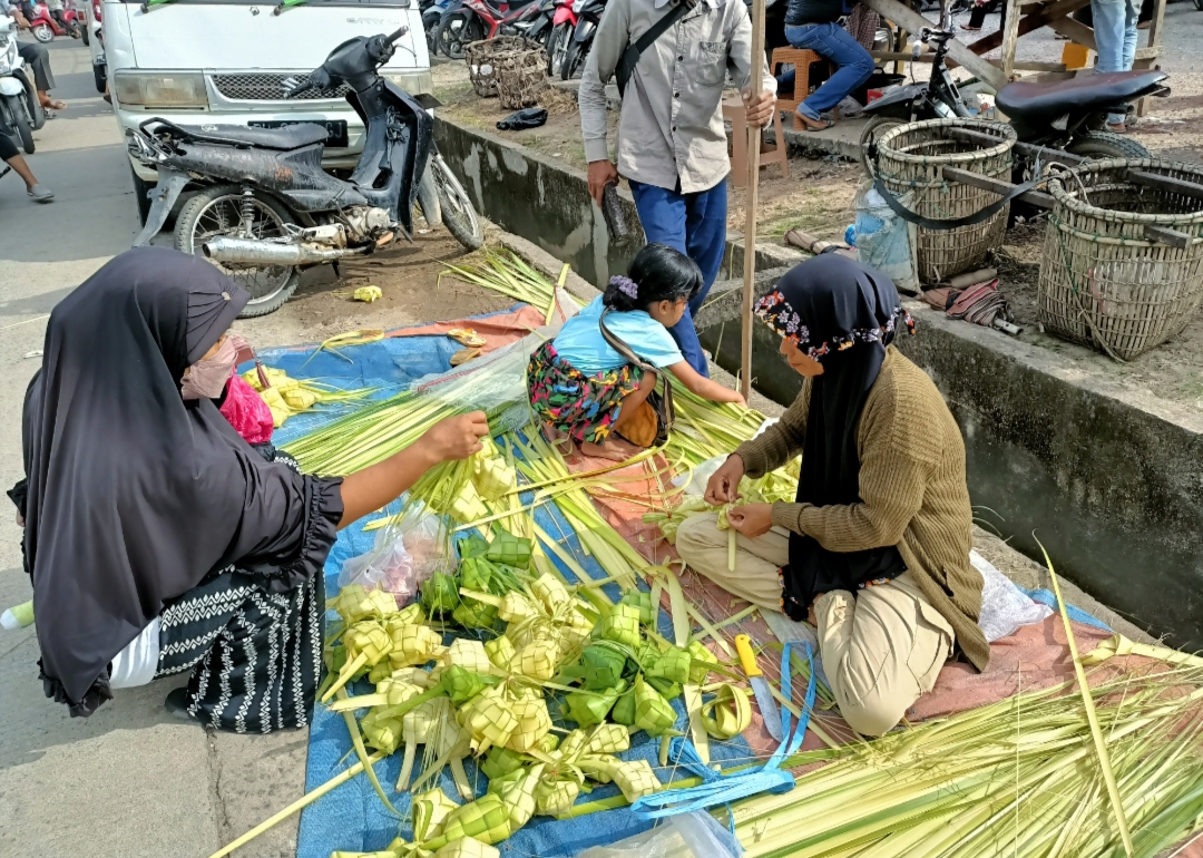 Pedagang Kulit Ketupat Lebaran Mulai Raup Untung