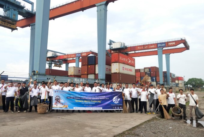 Peringatan Hari Pelaut Sedunia, KSOP Talang Dukuh Ajak Masyarakat Maritim Bersih-bersih Sampah di Pelabuhan