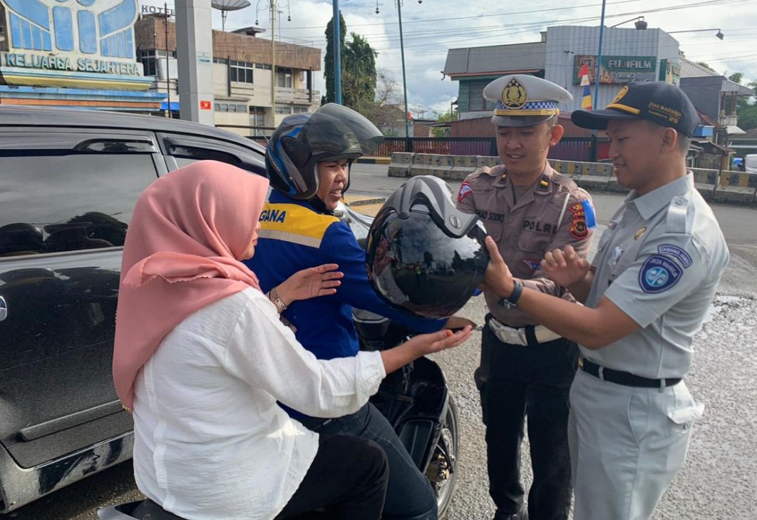 Helm Gratis untuk Pengendara: Komitmen Jasa Raharja Jambi Tingkatkan Keselamatan Jalan