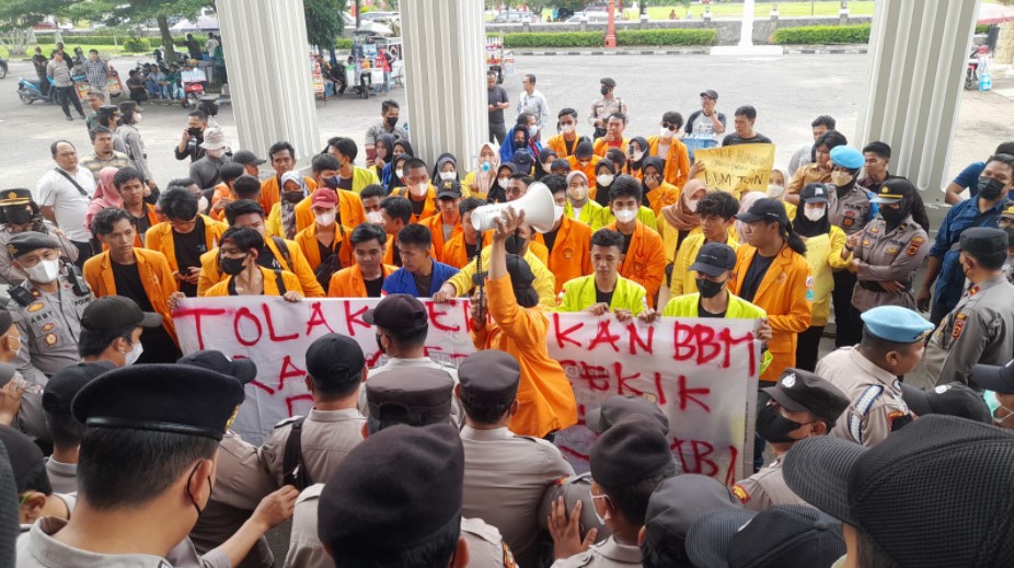Puluhan Mahasiswa Jambi Gelar Aksi Tolak BBM di Gedung DPRD, Terlibat Aksi Saling-Dorong dengan Polisi