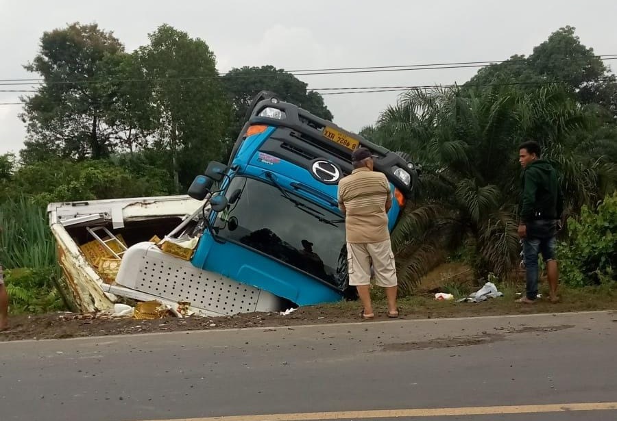 Mobil Boks Berisi Manggis Terbalik di Kabupaten Bungo, Bayangan Apa yang Dilihat Sopir?