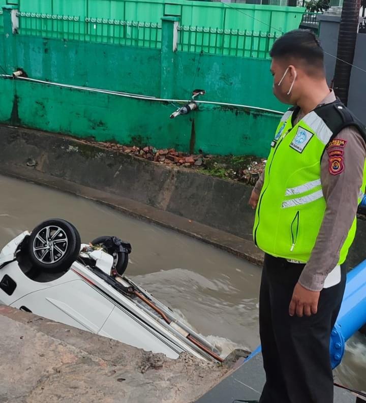 Mobil Agiya Terjun ke Selokan Air, Ketua RT: Mereka Konvoi