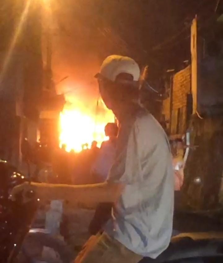 Breaking News! Malam Takbiran, Pos Kamling di Handil Jaya Hangus Terbakar