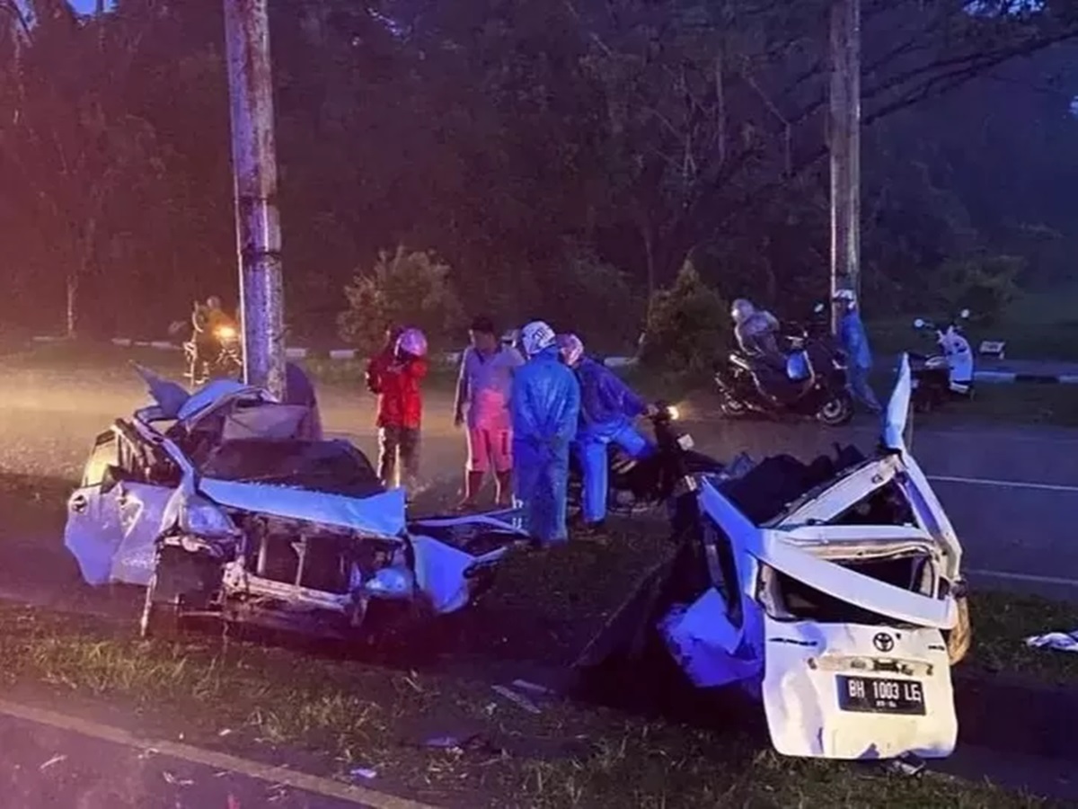 Tragis! Mobil Avanza Plat BH Terbelah di Padang Pariaman, Sopir Tewas, Ini Identitasnya