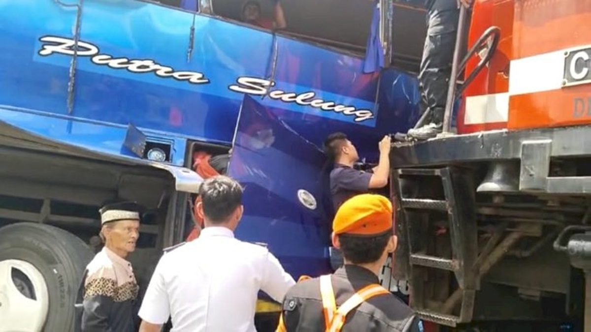Kereta Api Tujuan Palembang Hantam Bus Putra Sulung di Martapura