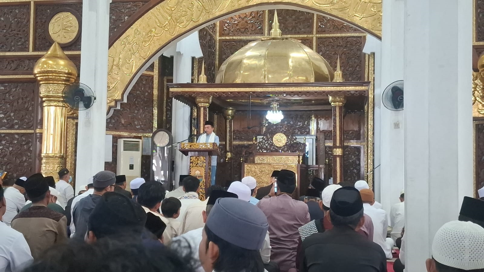 Padati Masjid Agung Al Falah, Ribuan Warga Salat Id Bersama Gubernur Jambi