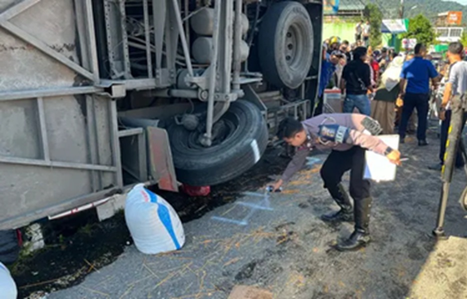 Rem Blong! Bus ALS Tujuan Bekasi Kecelakaan di Padang Panjang Sumbar, Belasan Penumpang Tewas