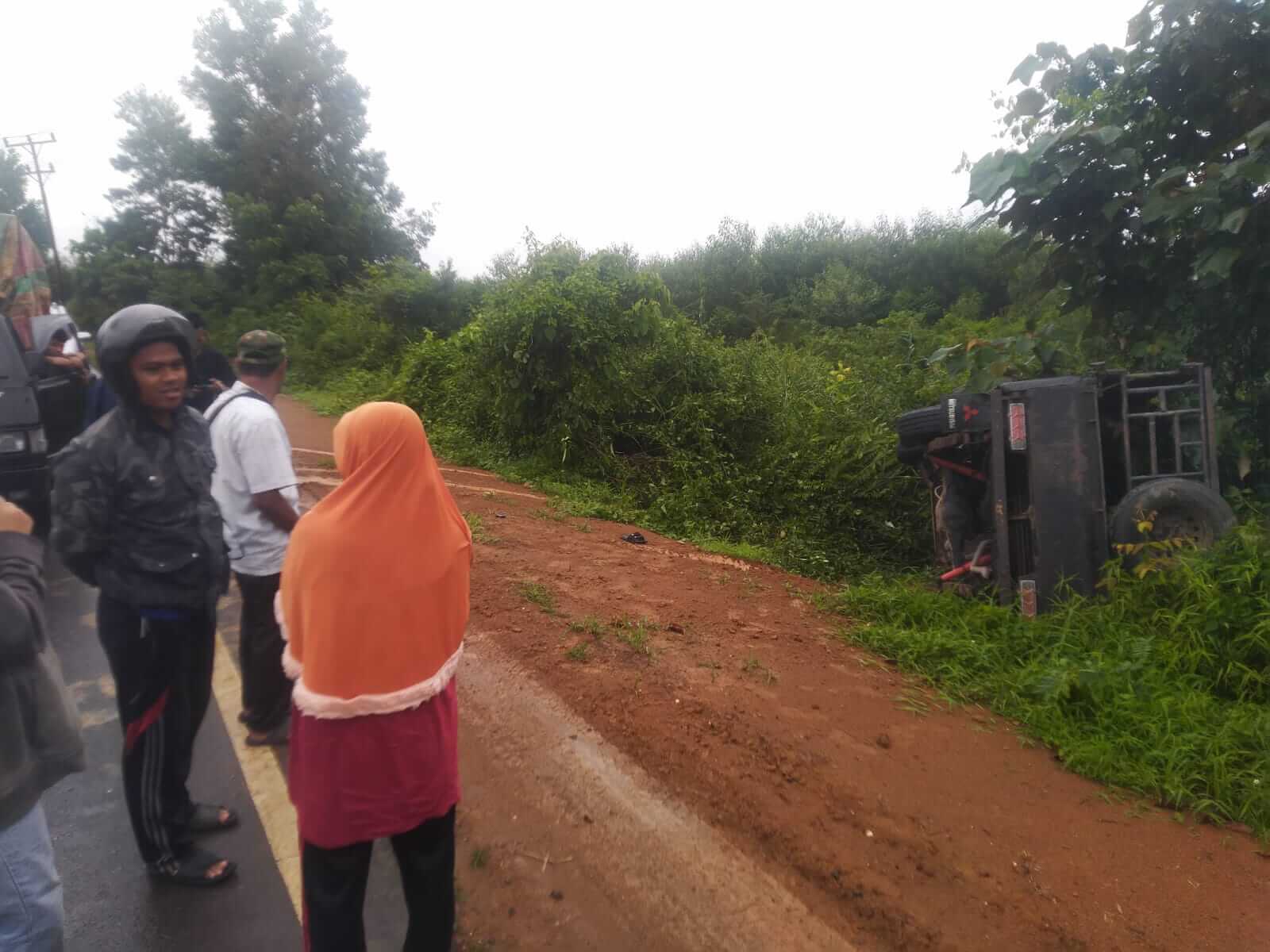 Hilang Kendali, Mobil L300 Berisi Dua Orang Tergelincir dan Nyaris Tercebur Kanal di Tanjab Timur