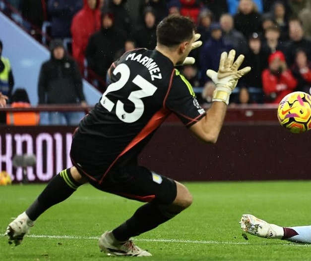 Dua Kali Juara! Emiliano Martinez Kembali Rebut Gelar Kiper Pria Terbaik FIFA