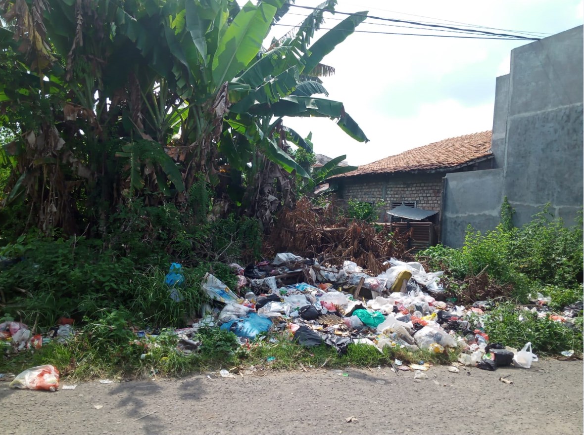 Lahan Kosong di Tambak Sari Jadi Tempat Pembuangan Sampah, Warga Terganggu, Lurah Bilang Begini